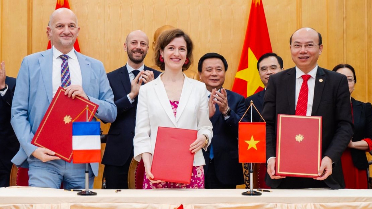 Signature d'une nouvelle déclaration d'intention entre l'Institut national du service public (INSP), la Direction générale de l'administration et de la fonction publique (DGAFP) et l'académie politique de Ho Chi Minh en présence du ministre Stanislas Guer