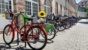Cycliste et vélos dans la cour d'honneur de l'INSP